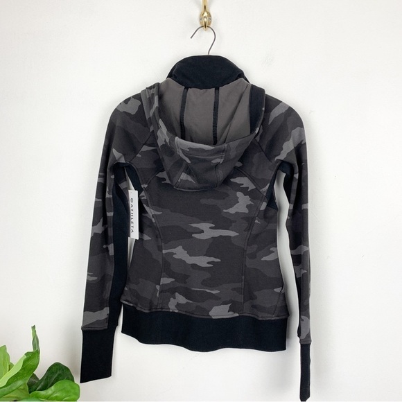 NWT Athleta Triumph Printed Gray Camo Athletic Zip Up Hoodie Sz XXS - Picture 3 of 12